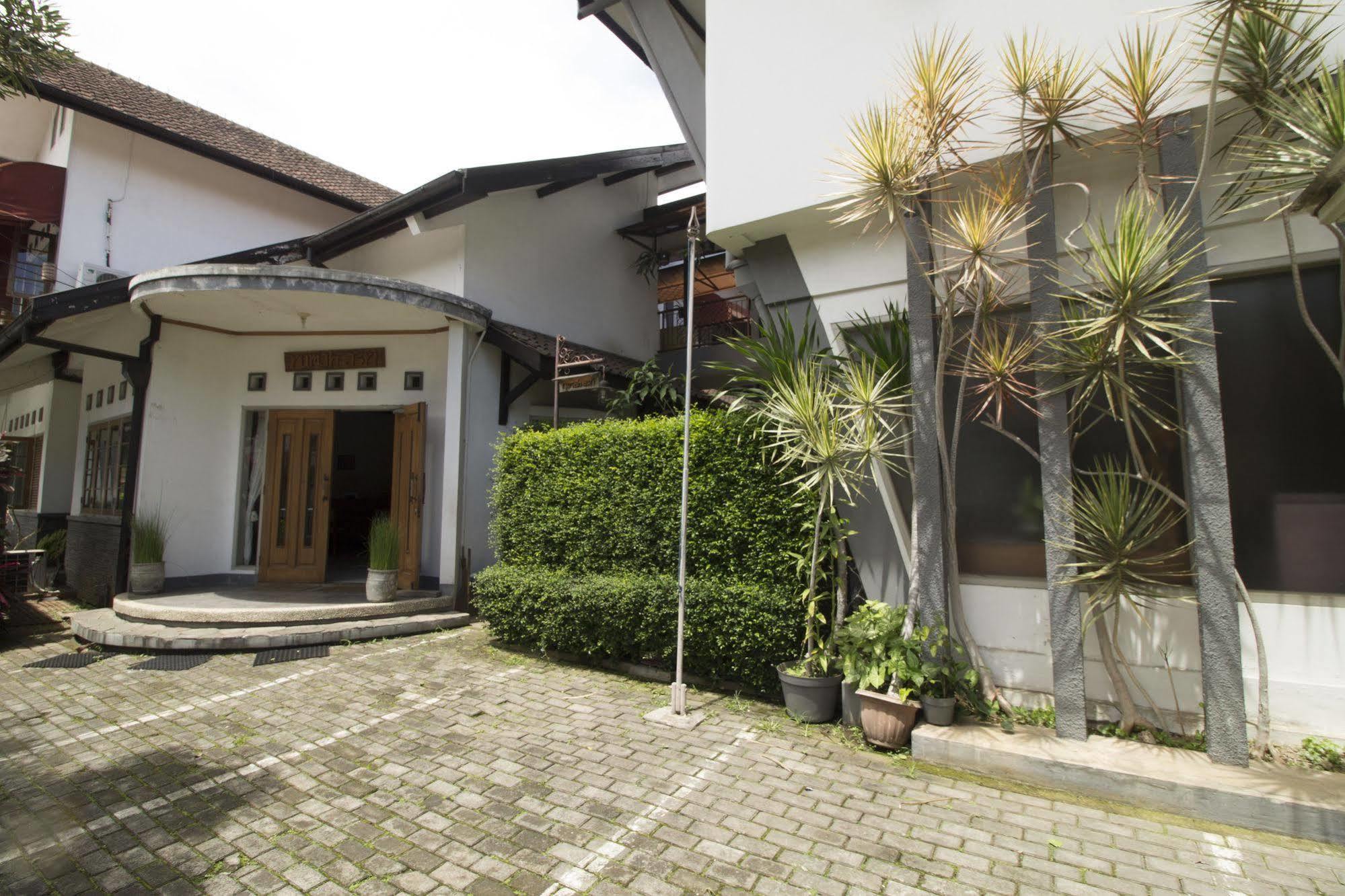 Reddoorz @ Setrasari Hotell Bandung Exteriör bild